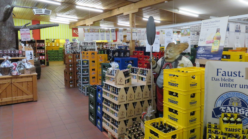  Bierverkauf bei Kuhns Getränkemarkt in Elsenfeld Bayern                         